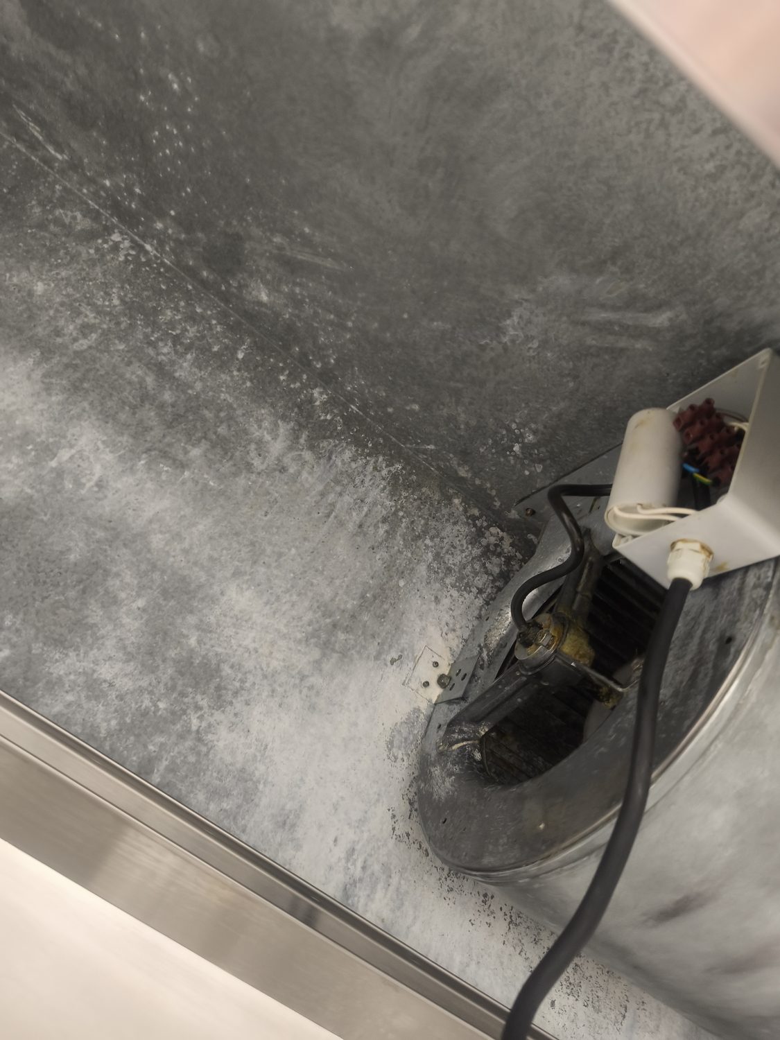 Caisson moteur d'extraction nettoyé après intervention