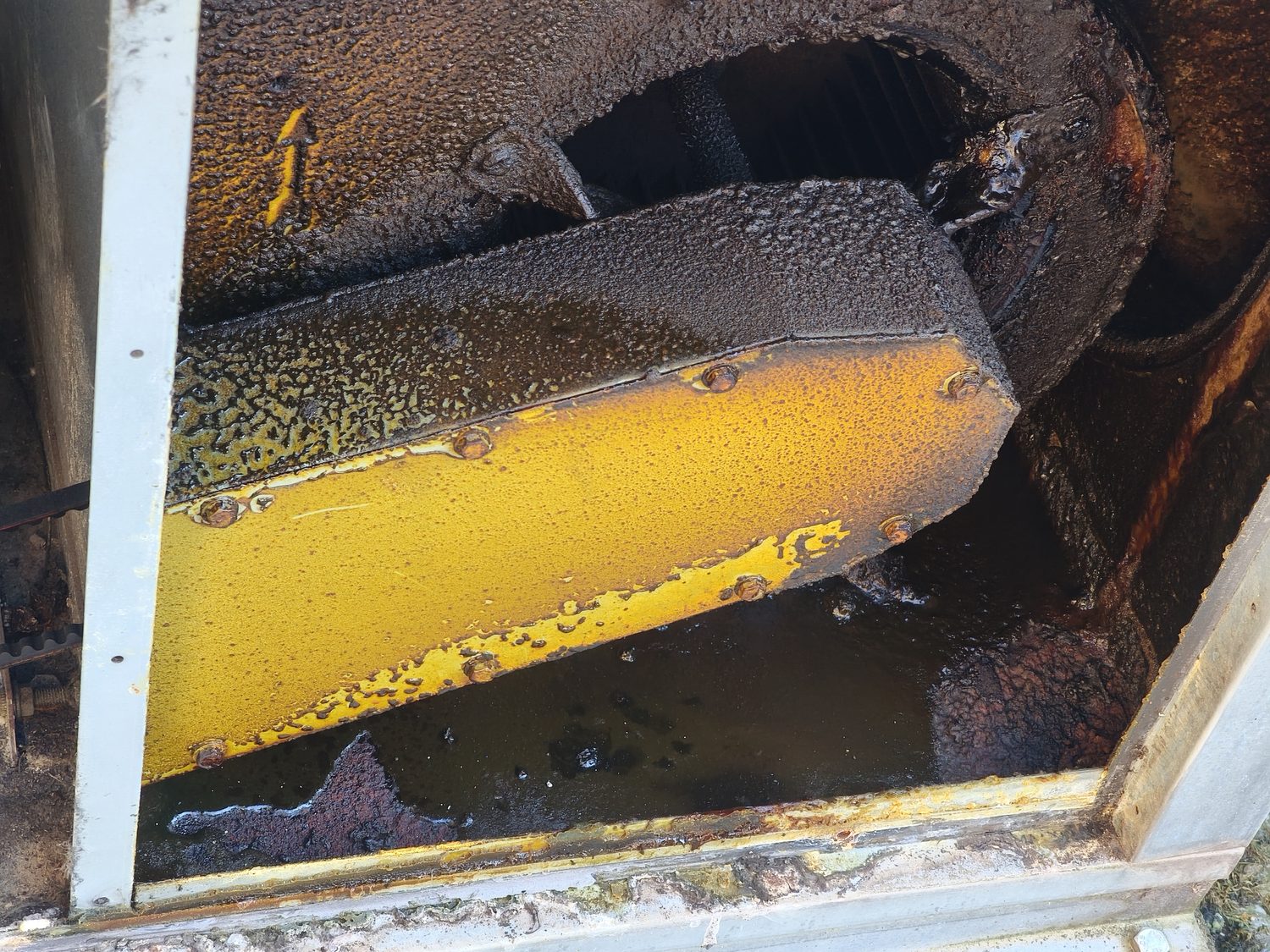 Plénum d'extraction chargé de graisse avant nettoyage